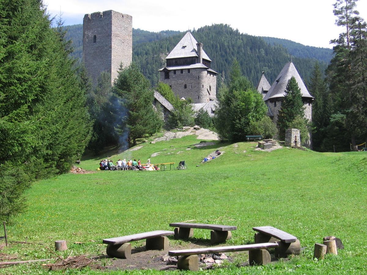 Burg Finstergrun Hostel Ramingstein Buitenkant foto